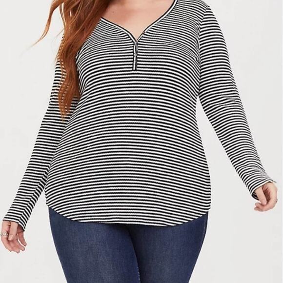 TORRID Ribbed Knit Henley Black and White Top Size 1 - Picture 8 of 10